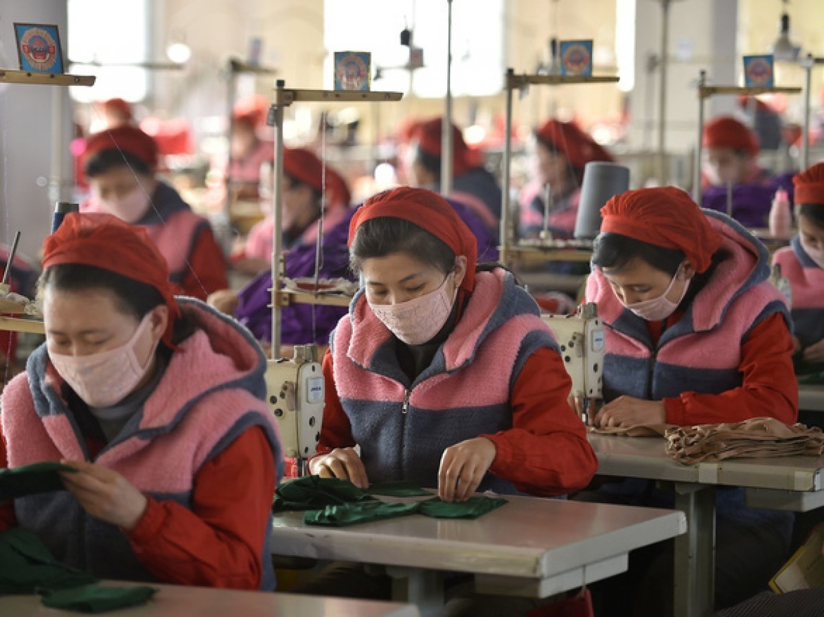 Công nhân ở Bình Nhưỡng sản xuất khẩu trang - Ảnh: AFP