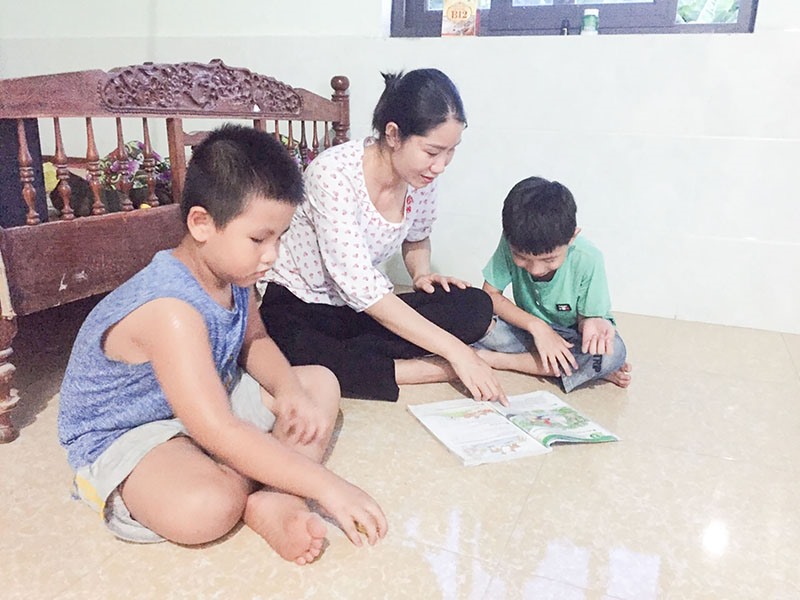 Mẹ con chị Nguyễn Thị Khánh Ly yên vui trong “Mái ấm công đoàn” - Ảnh: TD