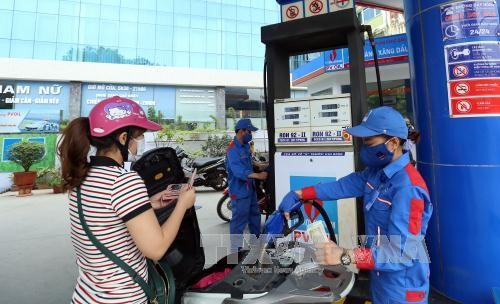 Khách hàng mua xăng tại Cửa hàng xăng dầu của PV OIL Hà Nội. Ảnh minh họa: Huy Hùng/TTXVN