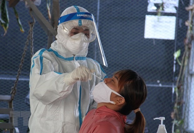 Nhân viên y tế lấy mẫu xét nghiệm tiểu thương chợ Hòa Cầm, Thành phố Đà Nẵng. (Ảnh: Văn Dũng/TTXVN)