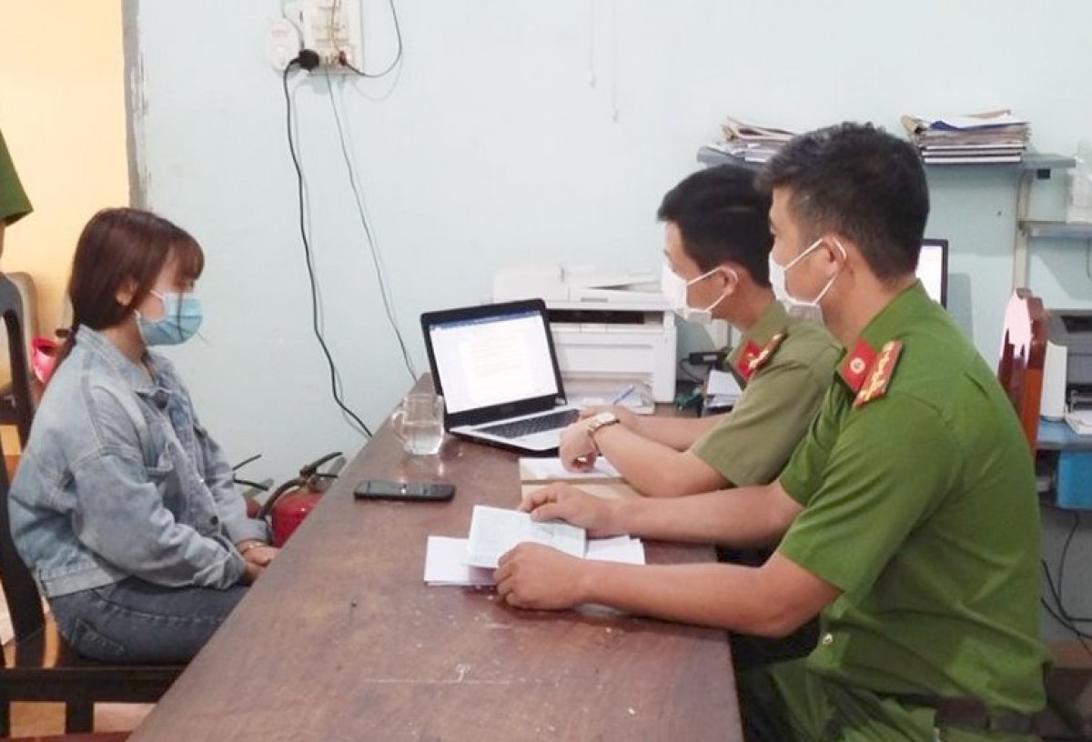 Công an huyện Đắk R'Lấp làm việc với chủ tài khoản Facebook Hồng Ngọc.