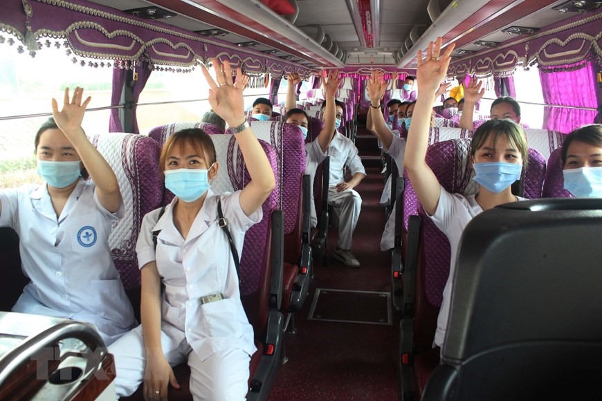 Đoàn cán bộ, nhân viên y tế tham gia tình nguyện xung phong lên đường hỗ trợ tỉnh Bắc Giang phòng, chống dịch COVID-19 (3/6/2021). (Ảnh: Tạ Toàn/TTXVN)