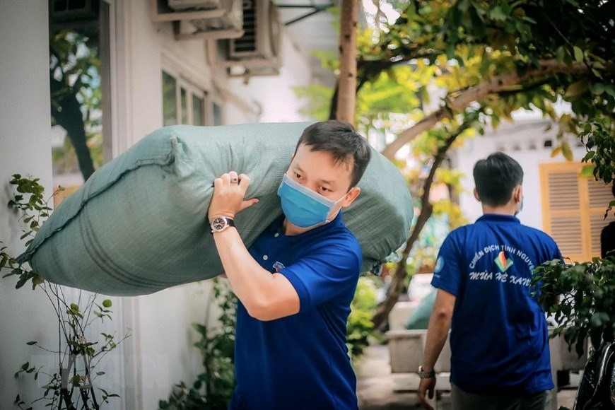 Các chiến sỹ tình nguyện Mùa Hè Xanh Thành phố Hồ Chí Minh năm 2021 vận chuyển thiết bị y tế và nhu yếu phẩm để gửi đến quận Gò Vấp trong phòng chống dịch COVID-19. (Ảnh: Hồng Giang/TTXVN)
