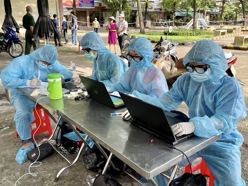 Đoàn viên thanh niên thực hiện công tác nhập liệu tại một điểm xét nghiệm COVID-19 ở quận Tân Phú (TP Hồ Chí Minh). (Ảnh: Hồng Giang/TTXVN)