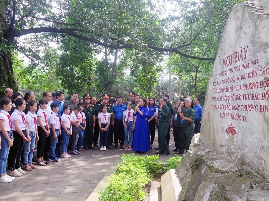 Các cựu thanh niên xung phong đến từ 63 tỉnh, thành phố trong cả nước cùng thiếu nhi Thái Nguyên tham quan Khu Di tích lịch sử Quốc gia 27/7. (Ảnh: Thu Hằng/TTXVN)