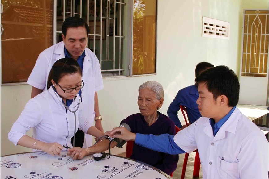 Hội thầy thuốc trẻ tỉnh Ninh Thuận khám bệnh miễn phí cho cựu thanh niên xung phong ở huyện Ninh Sơn. (Ảnh: Công Thử/TTXVN)