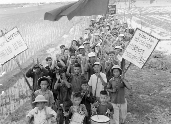 Thanh niên xã Chi Lăng, huyện Tiên Hưng (Thái Bình) nô nức lên đường tòng quân diệt Mỹ (1967). (Ảnh: Nguyễn Hoàn/TTXVN)