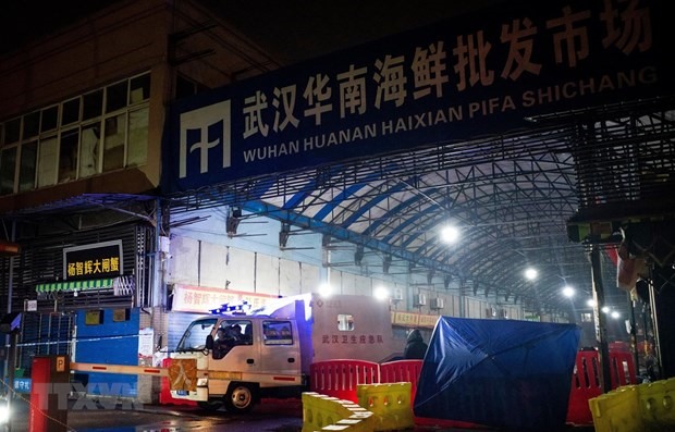 Khu chợ hải sản Huanan ở thành phố Vũ Hán, Trung Quốc, bị đóng cửa sau khi phát hiện trường hợp nhiễm virus SARS-CoV-2. (Ảnh: AFP/TTXVN)