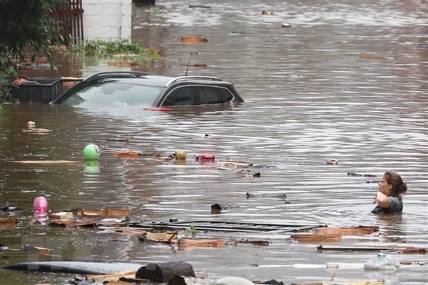 Cảnh ngập lụt do mưa lớn tại thành phố Liege, Bỉ ngày 15/7/2021. Ảnh: AFP/TTXVN