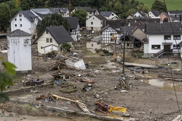 Những ngôi nhà bị phá hủy trong nước lũ tại Schuld, gần Bad Neuenahr, miền Tây Đức ngày 15/7/2021. (Ảnh: AFP/TTXVN)