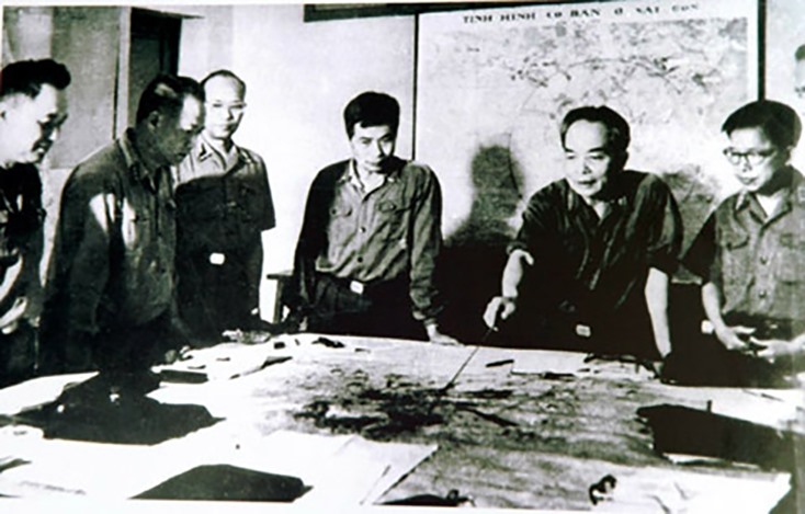 Đại tướng Võ Nguyên Giáp, Tổng tư lệnh, Bộ trưởng Bộ Quốc phòng, Bí thư Quân uỷ Trung ương cùng các đồng chí trong Quân uỷ Trung ương đang theo dõi diễn biến chiến dịch Hồ Chí Minh (4-1975)