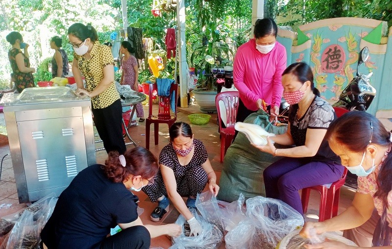 Hội viên phụ nữ thị trấn Hồ Xá đóng gói thực phẩm khô gửi vào miền Nam.