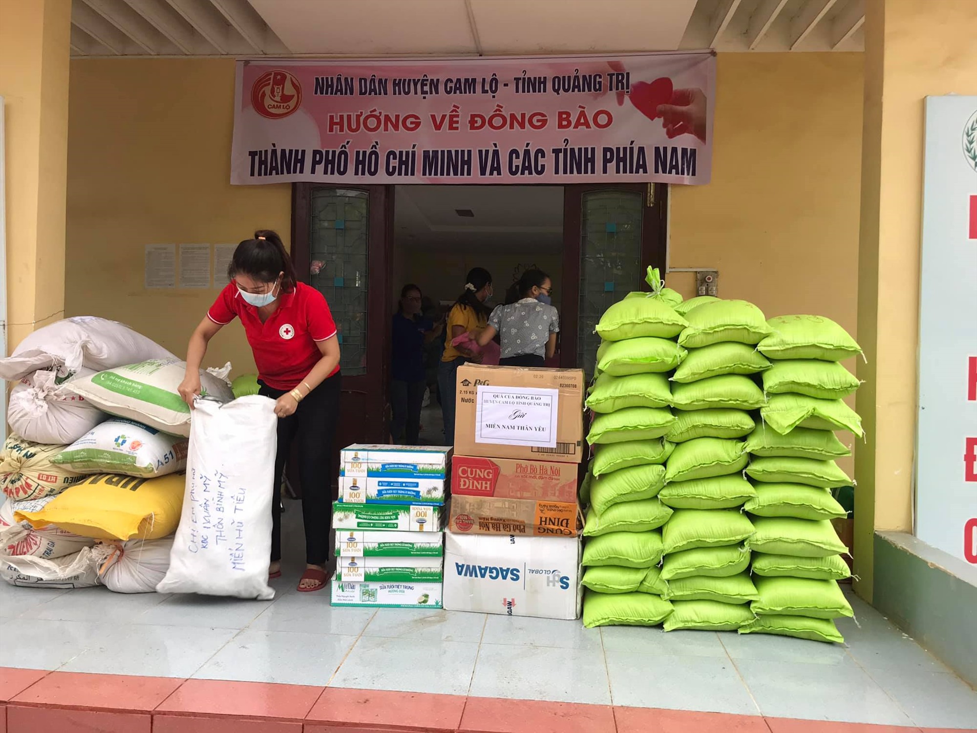 Huyện Cam Lộ đóng gói hàng hóa vận chuyển hỗ trợ Thành phố Hồ Chí Minh và các tỉnh phía Nam chống dịch - Ảnh: LÊ TRƯỜNG