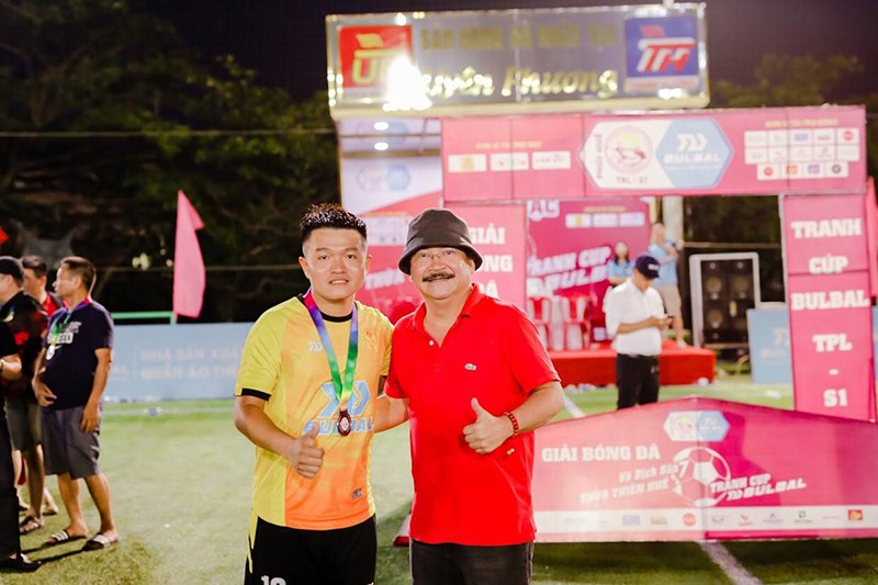 Cầu thủ Ngọc Châu cùng CLB bóng đá phủi Đông Hà giành vị trí thứ 3 tại Giải Bóng đá vô địch sân 7 Thừa Thiên - Huế năm 2021 - Ảnh: NVCC