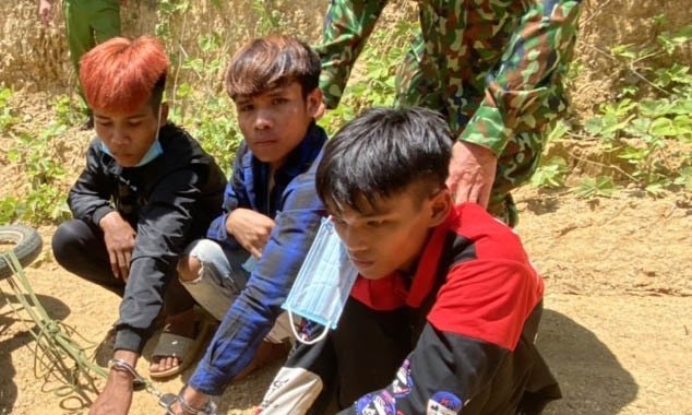 3 đối tượng bị bắt quả tang khi đang vận chuyển trái phép ma túy từ Lào về Việt Nam. Ảnh: Phước Trung