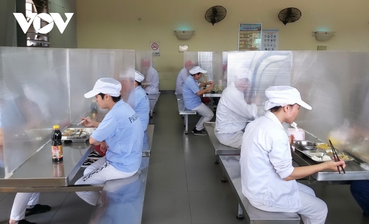 Nhà ăn của 1 doanh nghiệp trong Khu công nghiệp Đà Nẵng được làm vách ngăn an toàn