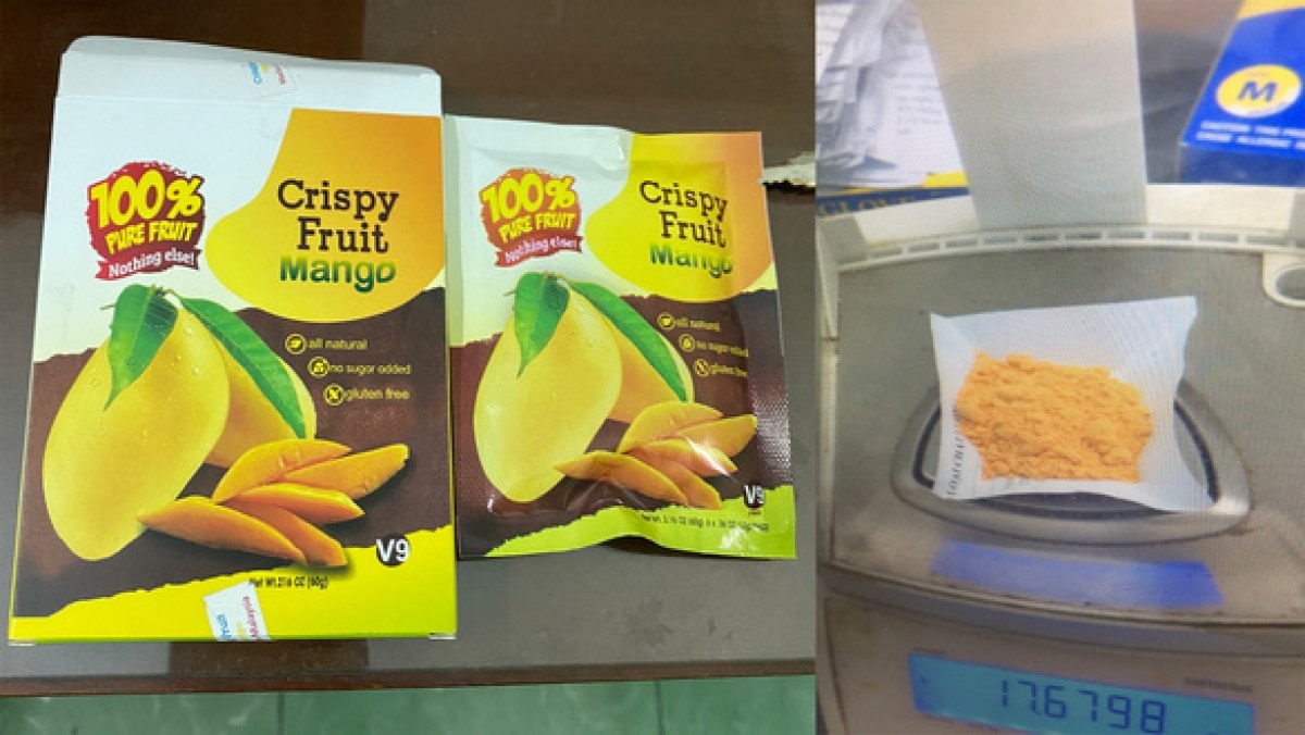 Loại ma túy mới tên Bromazepam ngụy trang trong gói nilông có dòng chữ “Crispy Fruit Mango“, còn gọi là nước xoài, trong chứa bột màu vàng