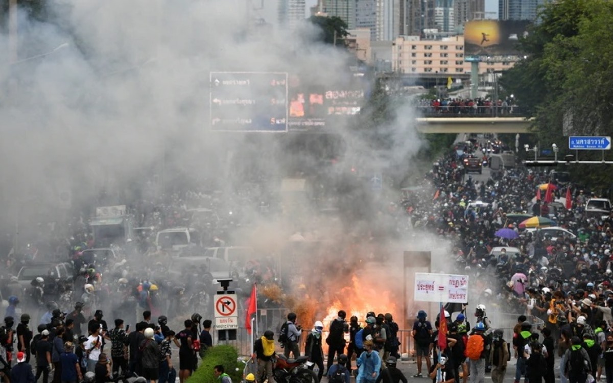 Người dân Thái Lan biểu tình lớn, phản đối các yếu kém của chính phủ nước này trong xử lý đại dịch Covid-19. Ảnh: Reuters.