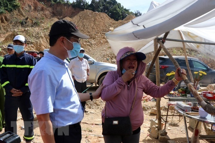 Phó chủ tịch UBND tỉnh Thừa Thiên-Huế Hoàng Hải Minh động viên tinh thần thân nhân nạn nhân tại hiện trường. (Ảnh: Đỗ Trưởng/TTXVN)