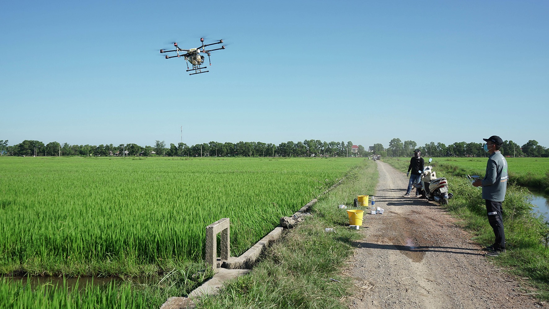 Trình diễn phun thuốc BVTV bằng drone tại HTX Thiện Tây, xã Hải Định, huyện Hải Lăng - Ảnh: L.A