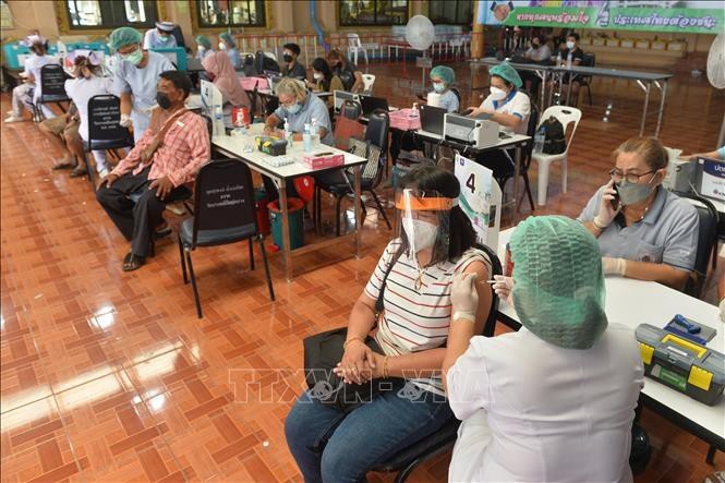 Người dân tiêm vaccine ngừa COVID-19 tại Bangkok, Thái Lan, ngày 15/7/2021. Ảnh: THX/TTXVN