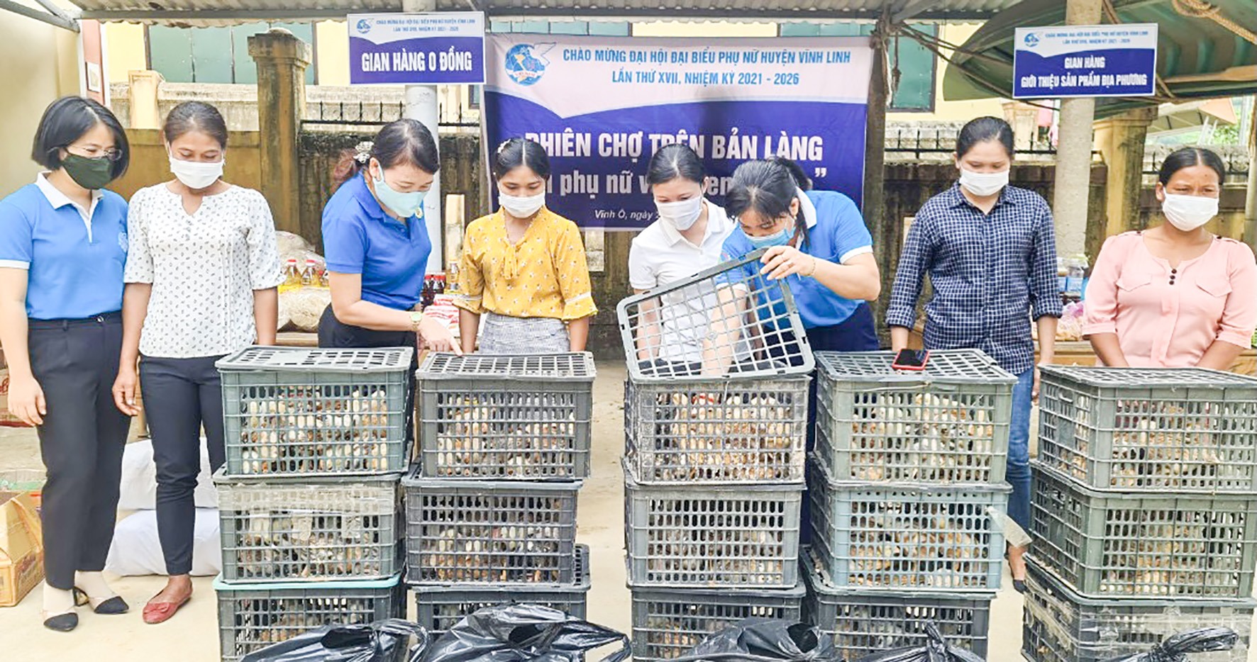 Trao mô hình gà giống cho hội viên phụ nữ khó khăn tại phiên chợ-Ảnh: Nguyễn Trang