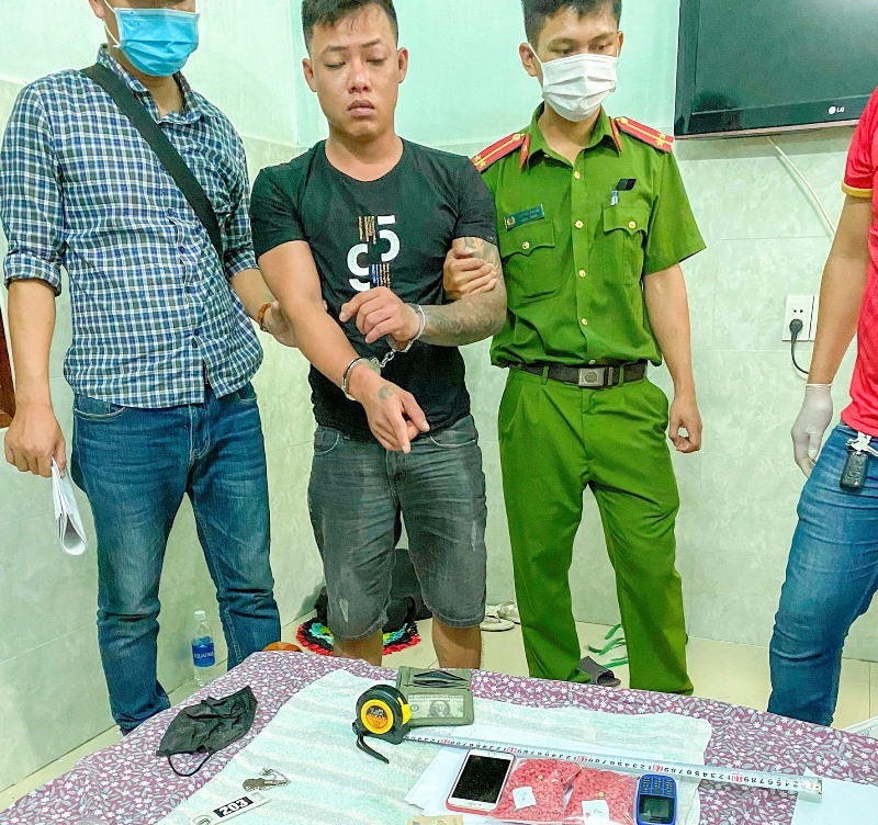 Đối tượng Phan Tài (giữa) bị bắt giữ với 4.000 viên ma túy tổng hợp-Ảnh: Anh Tuấn