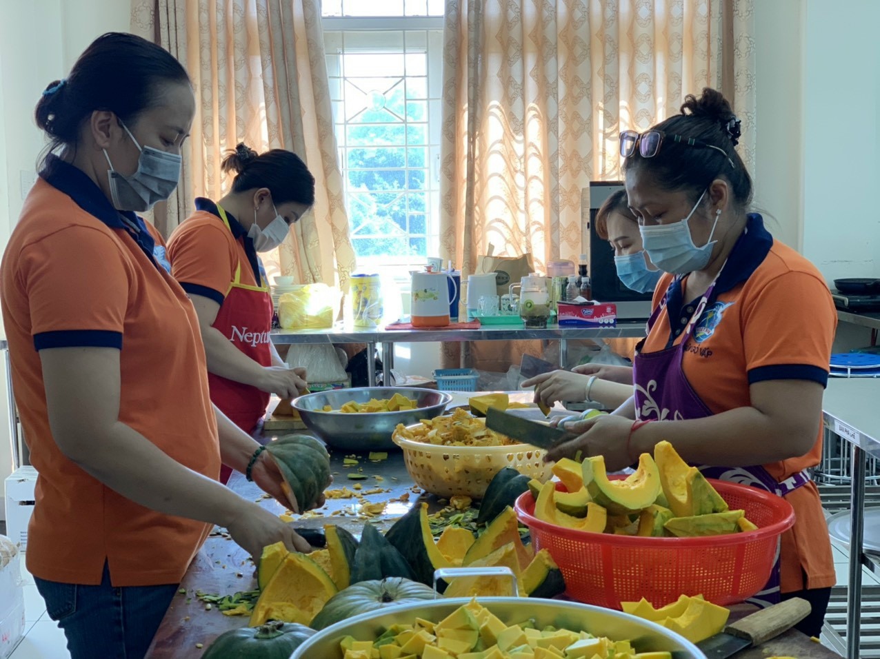 Hội viên phụ nữ thành phố Hồ Chí Minh sơ chế thực phẩm được gửi từ phụ nữ Quảng Trị