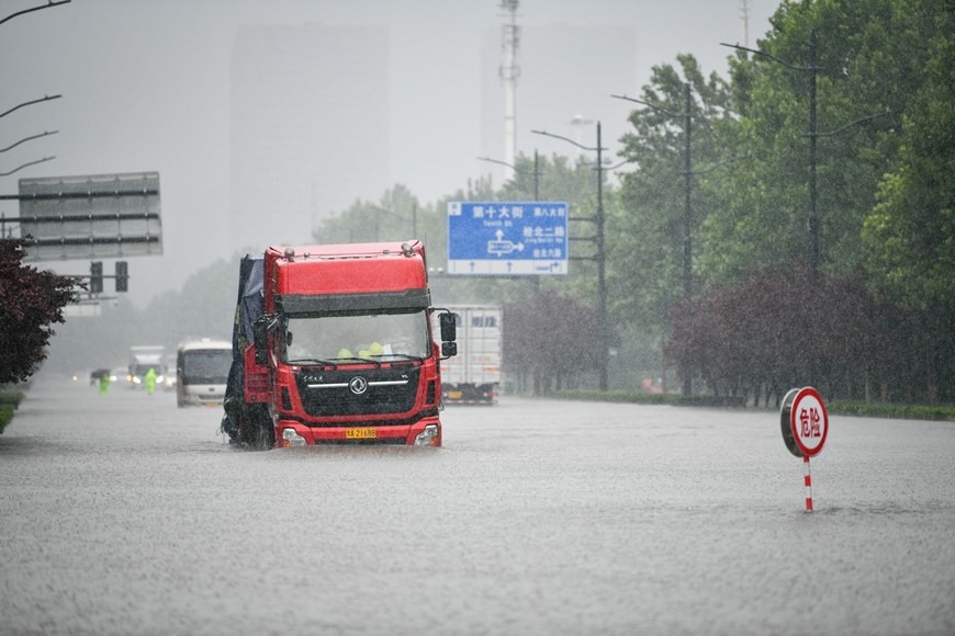 Phương tiện giao thông bị nhấn chìm trong nước lũ do mưa lớn kéo dài ở Trịnh Châu, thủ phủ tỉnh Hà Nam, Trung Quốc ngày 20/7/2021. (Ảnh: THX/TTXVN)