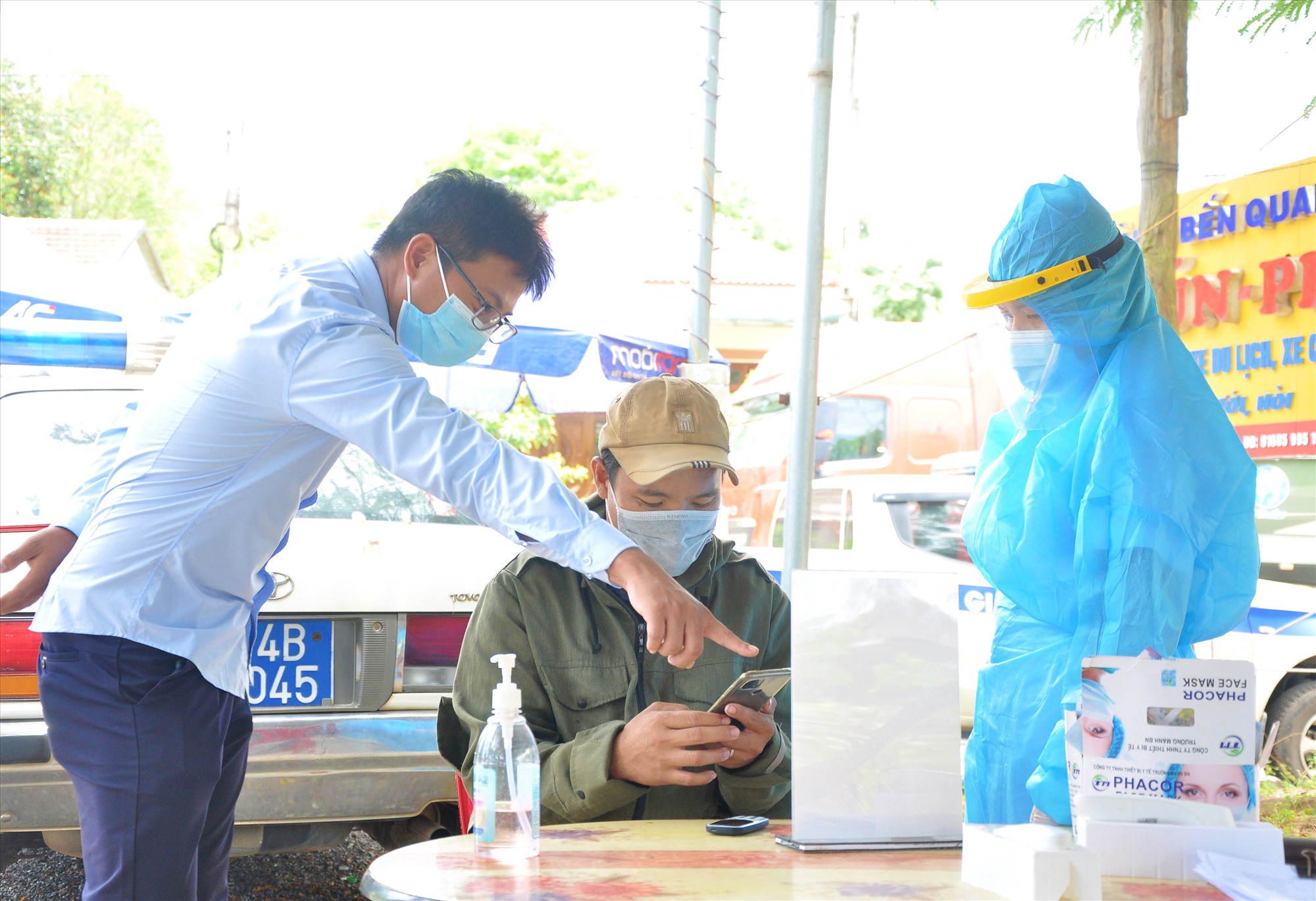 Lực lượng chức năng làm nhiệm vụ tại chốt kiểm tra y tế ở thị trấn Bến Quan, huyện Vĩnh Linh - Ảnh: Q.H