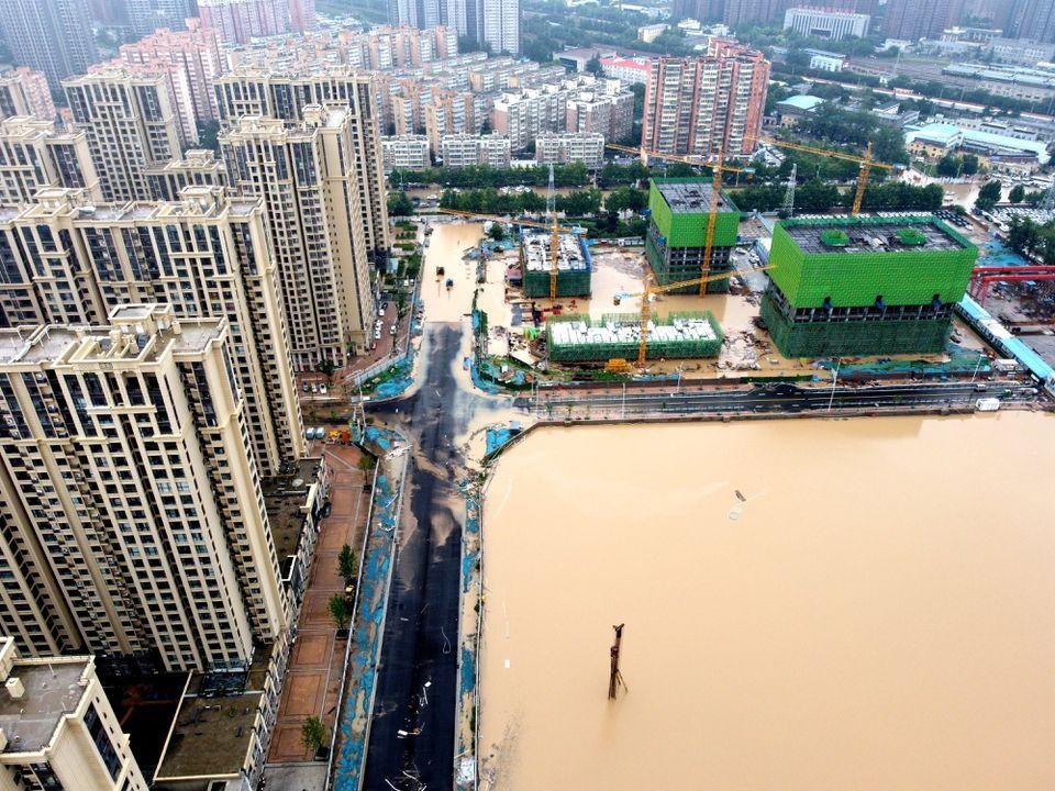 Mưa lũ khiến thành phố Trịnh Châu chìm trong biển nước. Ảnh: Reuters