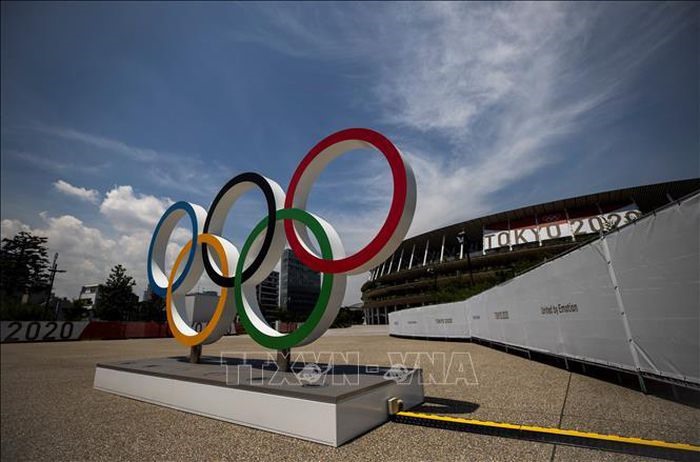 Biểu tượng Olympic tại khu vực sân vận động Olympic ở Tokyo, Nhật Bản ngày 20/7/2021. Ảnh: AFP/TTXVN