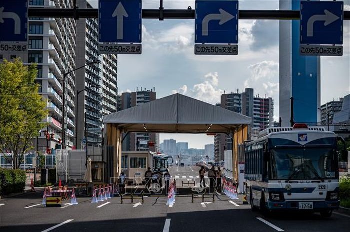 Quang cảnh bên ngoài một lối vào làng Olympic ở Tokyo (Nhật Bản) ngày 15/7/2021, nơi các vận động viên cư trú, luyện tập trong thời gian diễn ra Olympics Tokyo 2020 (khai mạc ngày 23/7/2021). Ảnh: AFP/TTXVN