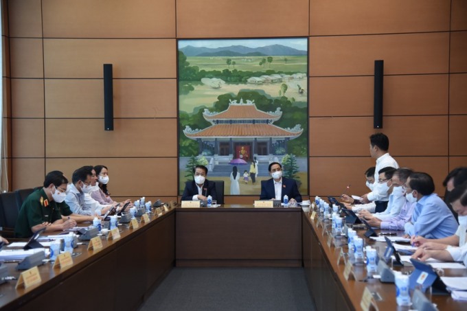 Các đại biểu Quốc hội thảo luận tại tổ về kết quả thực hiện kinh tế xã hội 6 tháng đầu năm và những giải pháp 6 tháng cuối năm. Ảnh: Hồng Phong.