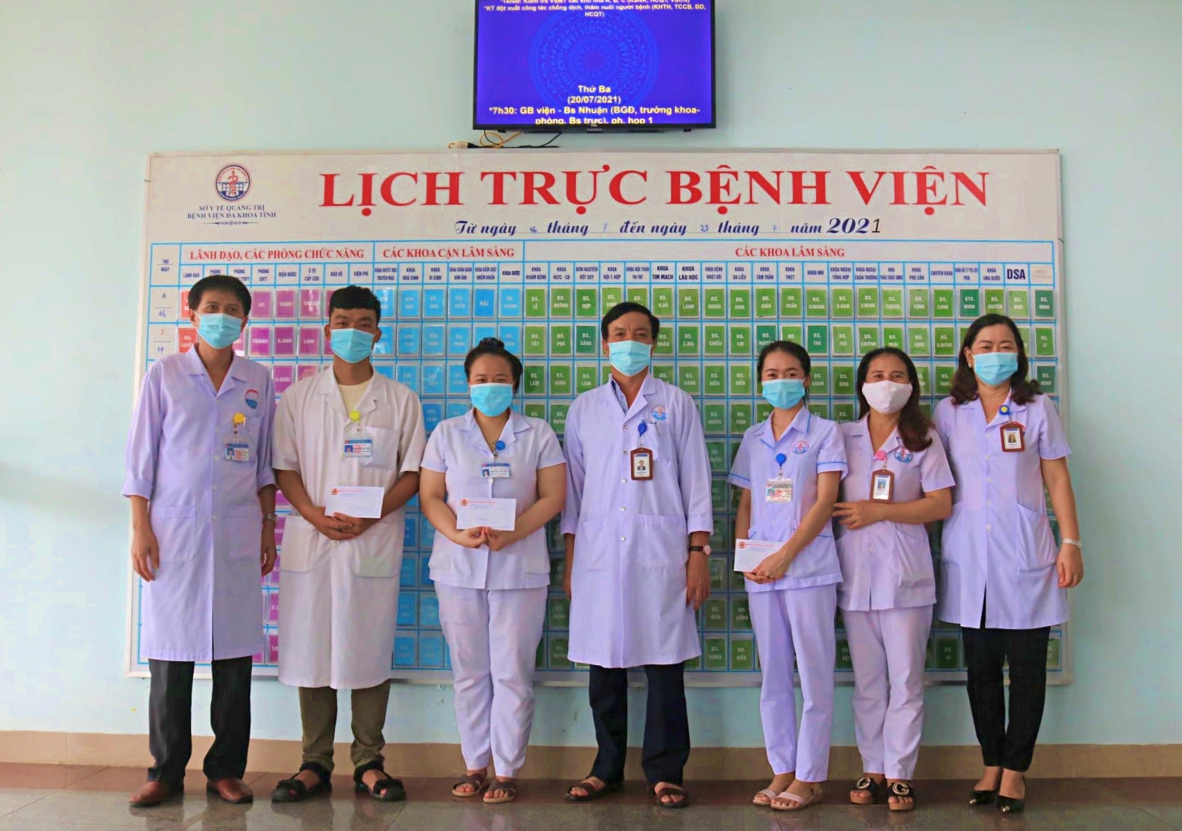 Lãnh đạo Bệnh viện Đa khoa tỉnh Quảng Trị động viên các bác sĩ, nhân viên y tế trước ngày lên đường - Ảnh: Q.H