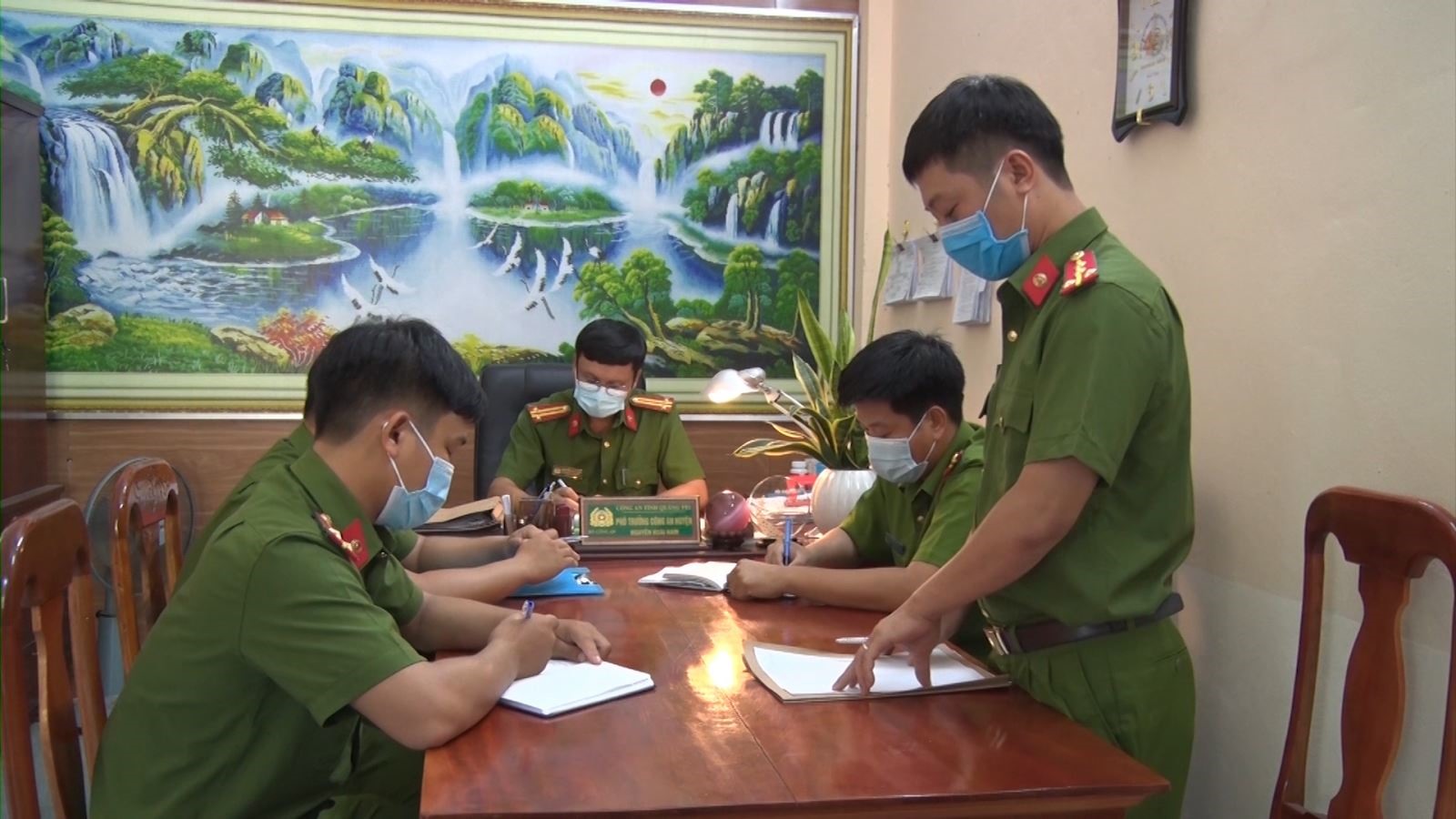 Đại úy Nguyễn Thanh Bình báo cáo tình an ninh trật tự trên địa bàn huyện Cam Lộ