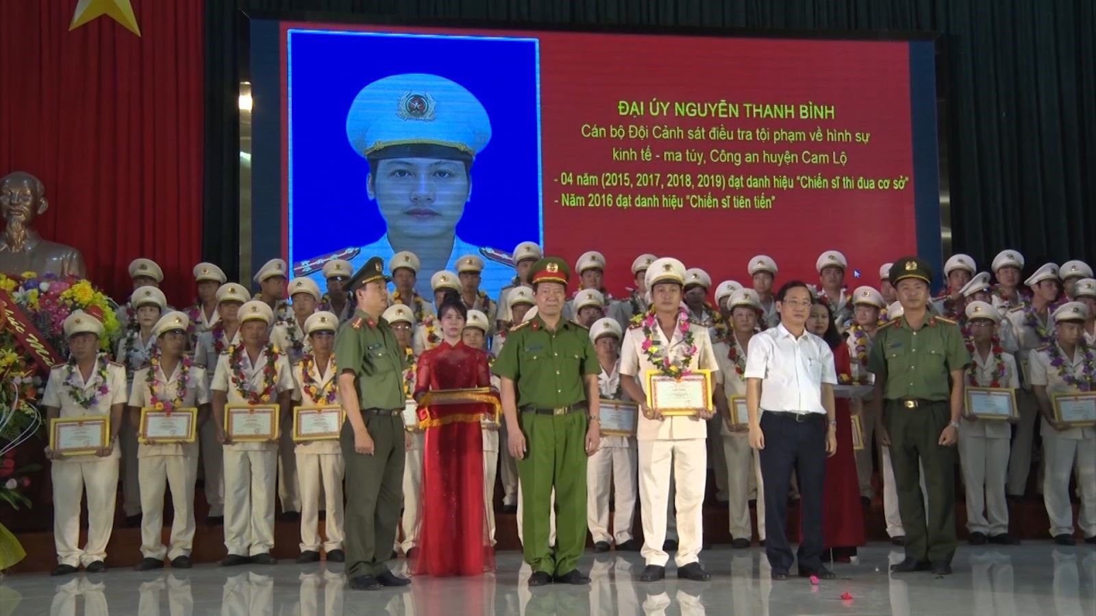 Đại úy Nguyễn Thanh Bình được Công an tỉnh vinh danh tại Đại hội thi đua Vì an ninh Tổ quốc giai đoạn ( 2015-2020).