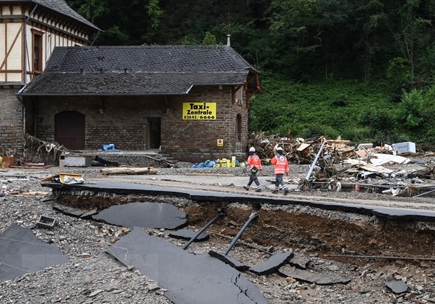 Một đoạn đường bị phá hủy do mưa lũ tại Rhineland-Palatinate, Đức ngày 19/7/2021. (Ảnh: AFP/TTXVN)