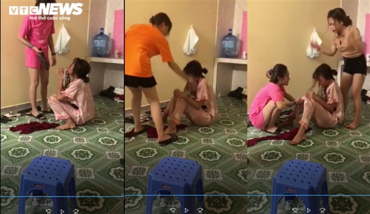 Vừa tra tấn, những kẻ này vừa chửi bới nạn nhân với những lời lẽ tục tĩu, thô thiển, mặc dù nạn nhân chắp tay cầu xin nhưng chúng vẫn không tha. (Ảnh cắt từ clip do bạn đọc cung cấp)