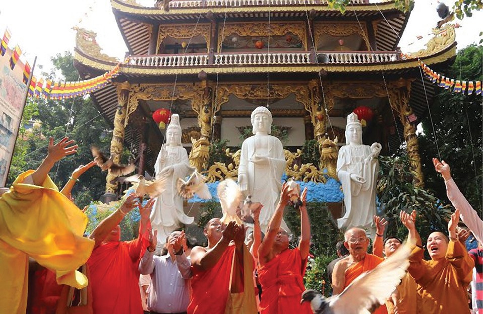 Chư tăng Lào-Việt Nam cùng nhau thực hiện nghi thức phóng sinh tại chùa Phật Tích Viêng Chăn - Ảnh: IT
