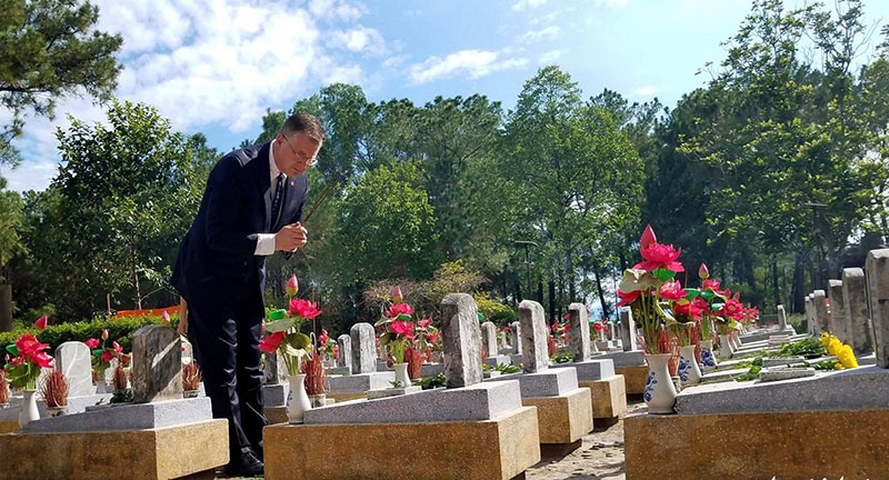 Đại sứ Mỹ Daniel Kritenbrink thắp hương viếng các anh hùng liệt sĩ tại Nghĩa trang Liệt sĩ Quốc gia Trường Sơn -Ảnh: QUỐC NAM