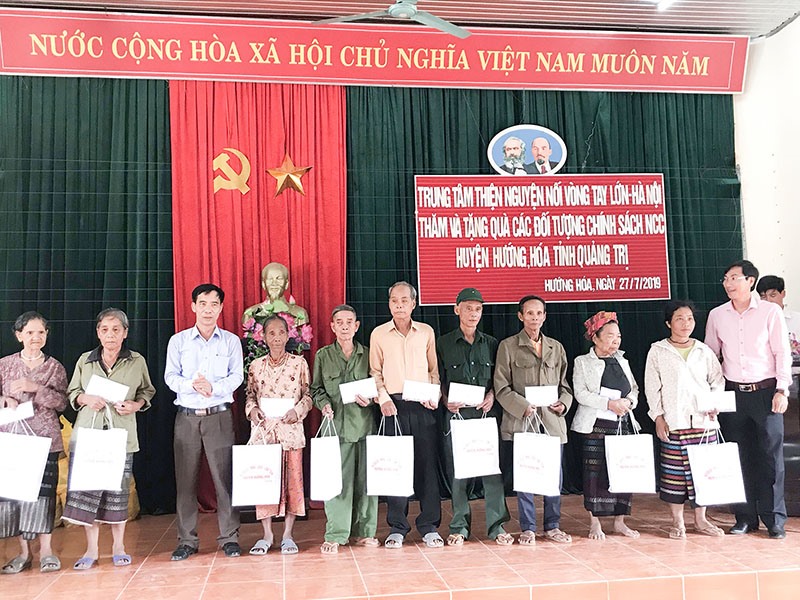 Lãnh đạo huyện Hướng Hóa thường xuyên thăm hỏi, tặng quà người có công với cách mạng - Ảnh: N.Đ.P