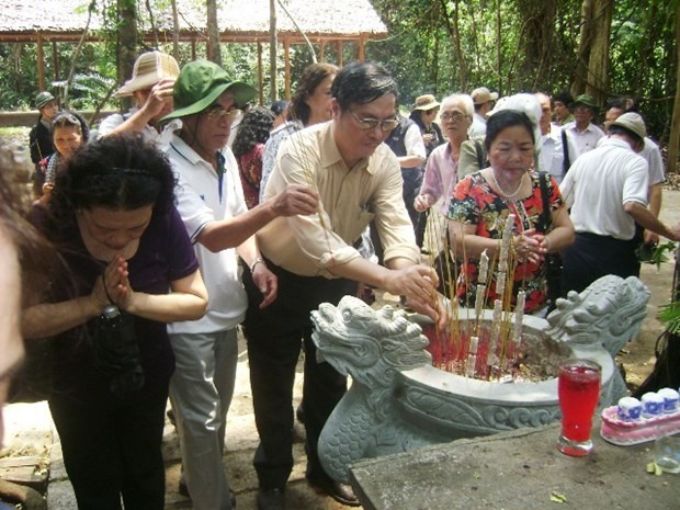 Thắp hương tại Đài tưởng niệm Trung tâm Chiến khu Đ (Mã Đà, huyện Vĩnh Cửu, Đồng Nai). (Ảnh: CTV/Vietnam+)
