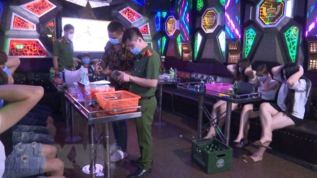 Lực lượng công an kiểm tra, xử lý cơ sở karaoke vi phạm. (Ảnh minh họa: TTXVN phát)