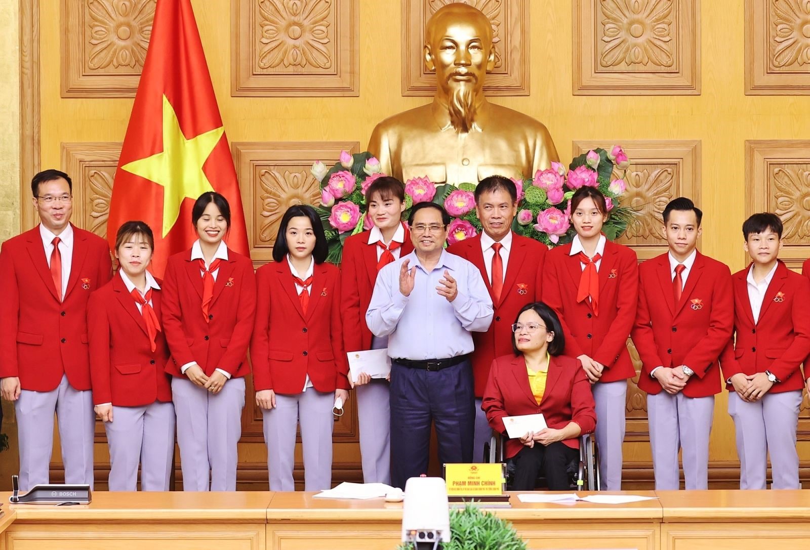 Thủ tướng Phạm Minh Chính tặng quà cho các vận động viên, huấn luyện viên Đoàn Thể thao Việt Nam và đại diện Đoàn Thể thao Người khuyết tật Việt Nam tham dự Olympic và Paralympic Tokyo 2020 tại Nhật Bản.