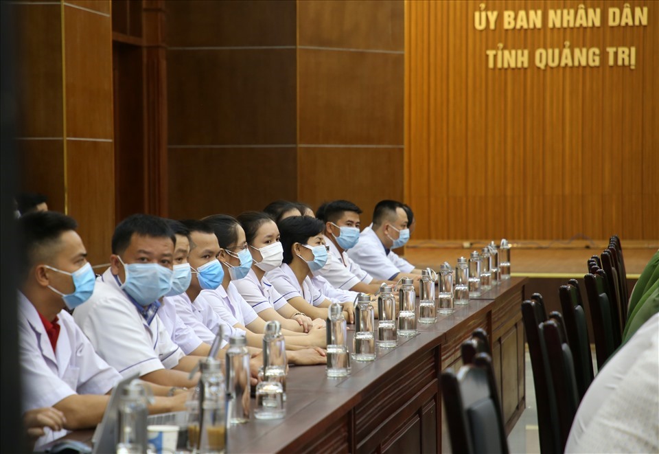 12 bác sĩ, 3 kỹ thuật viên xét nghiệm, 1 dược sĩ, 19 điều dưỡng nữ hộ sinh tại tỉnh Quảng Trị được UBND tỉnh Quảng Trị tổ chức gặp mặt vào sáng 26.7 trước lúc lên đường vào Bình Dương.