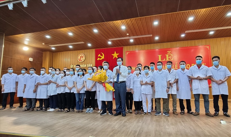 Lãnh đạo tỉnh Quảng Trị tăng hoa cho đoàn 35 y bác sĩ trước khi lên đường.