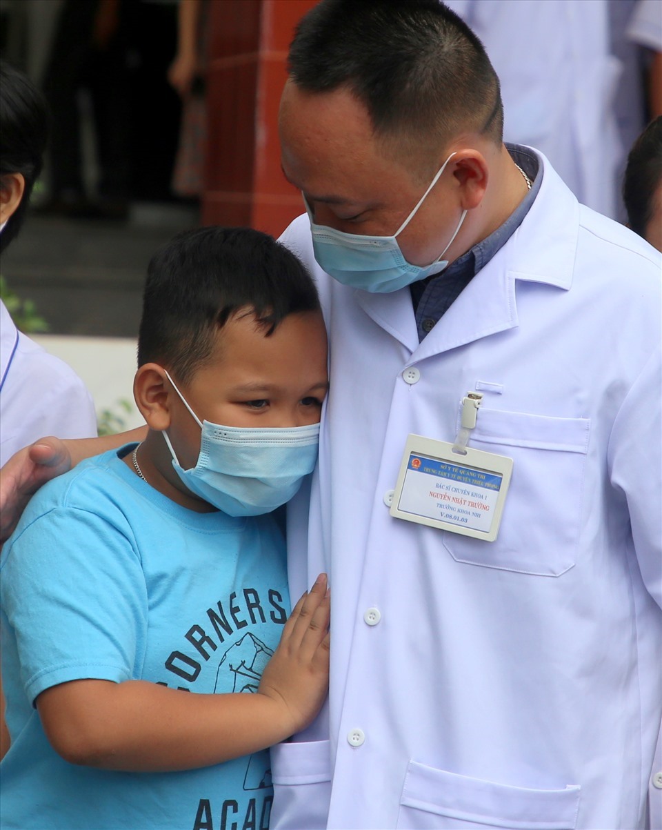 Bác sĩ Nguyễn Nhật Trường (40 tuổi, công tác tại Trung tâm Y tế huyện Triệu Phong) động viên con trai Nguyễn Nhật An (8 tuổi): “Xong nhiệm vụ ba về, ở nhà học tốt, ngoan nhé“.
