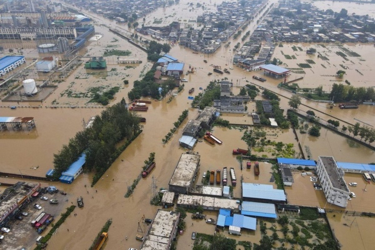 Nhiều ngôi làng ở tỉnh Hà Nam vẫn đang ngập trong biển nước (Ảnh: SCMP).