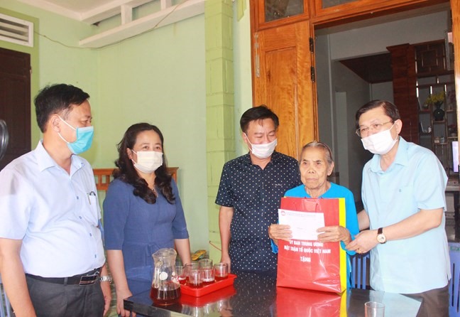 Phó Chủ tịch UBMTTQVN  Nguyễn Hữu Dũng thăm, tặng quà Mẹ VNAH Ngô Thị Mừng ở huyện Vĩnh Linh. (Nguồn: Internet)